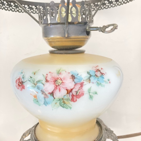 Vintage table lamp Hurricane lamp Victorian milk glass shade Hurricane lamp - Picture 2 of 6